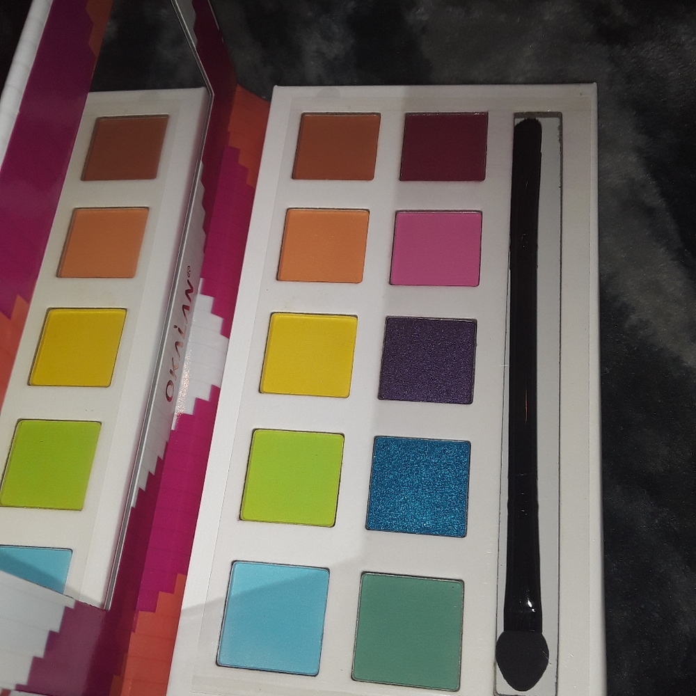Eyeshadow - Picture 1 of 2